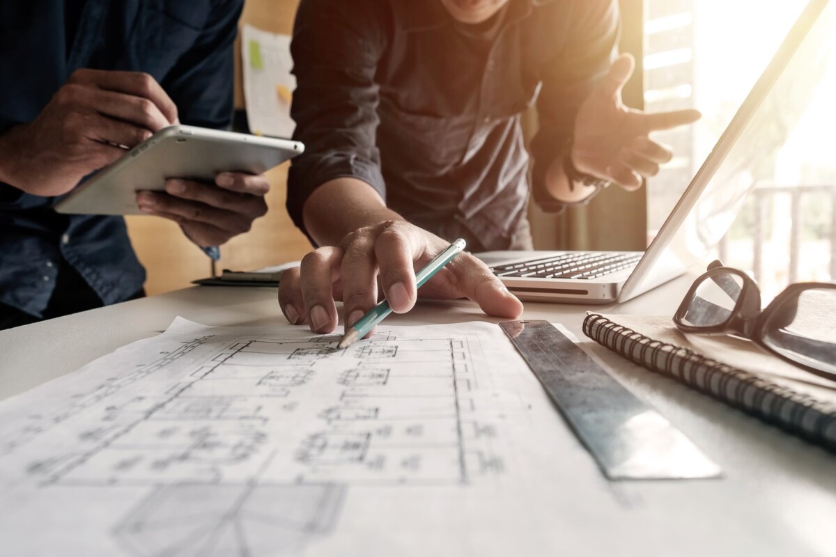 Personne qui analyse des plans