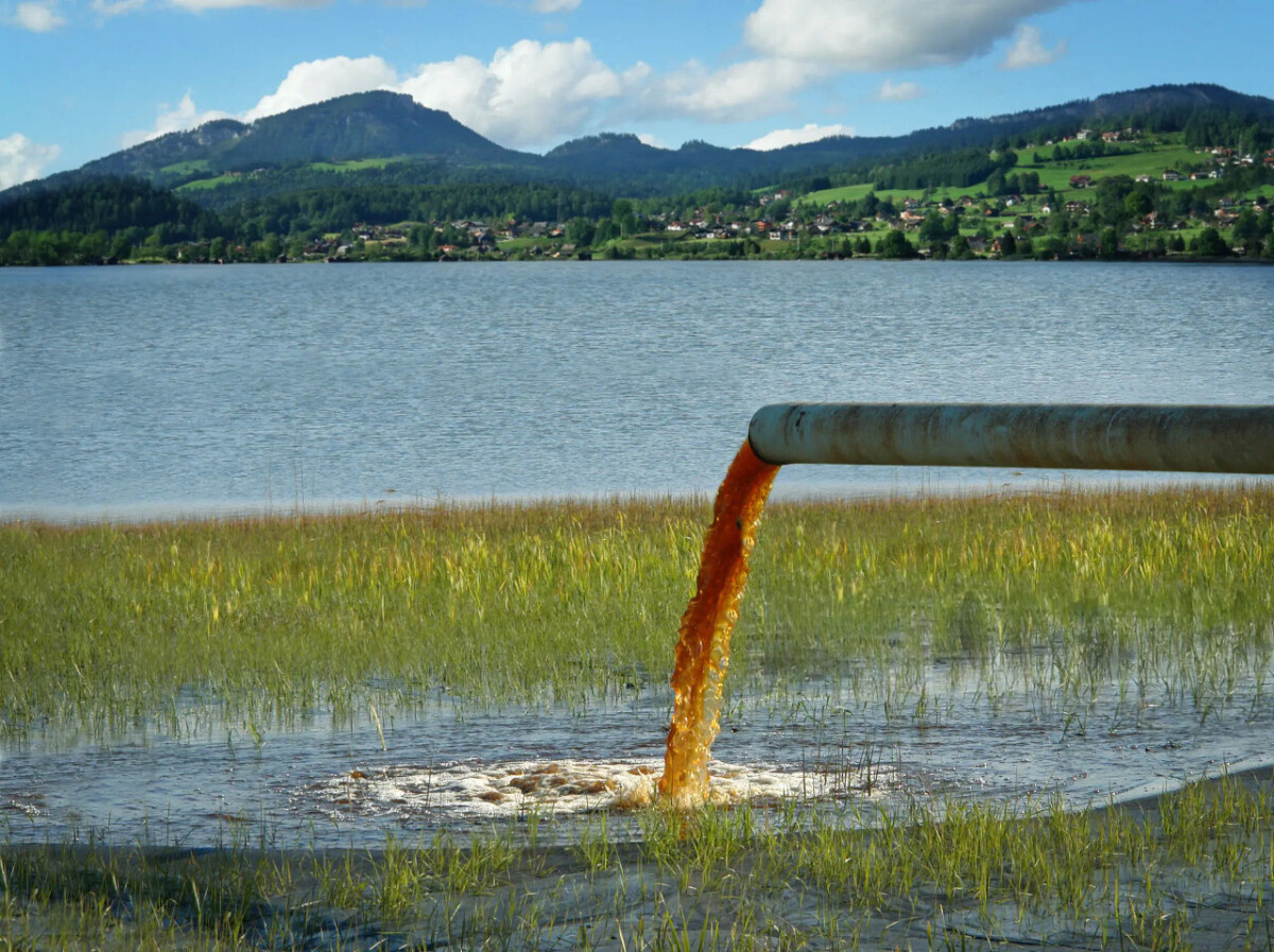 DeWatermark.ai_1744895152710 Rejet d'eau polluée dans une rivière. Les activités industrielles sont une des causes majeures de la pollution des eaux souterraines