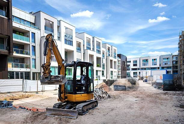 DeWatermark.ai_1745417046074 Excavateur en ville